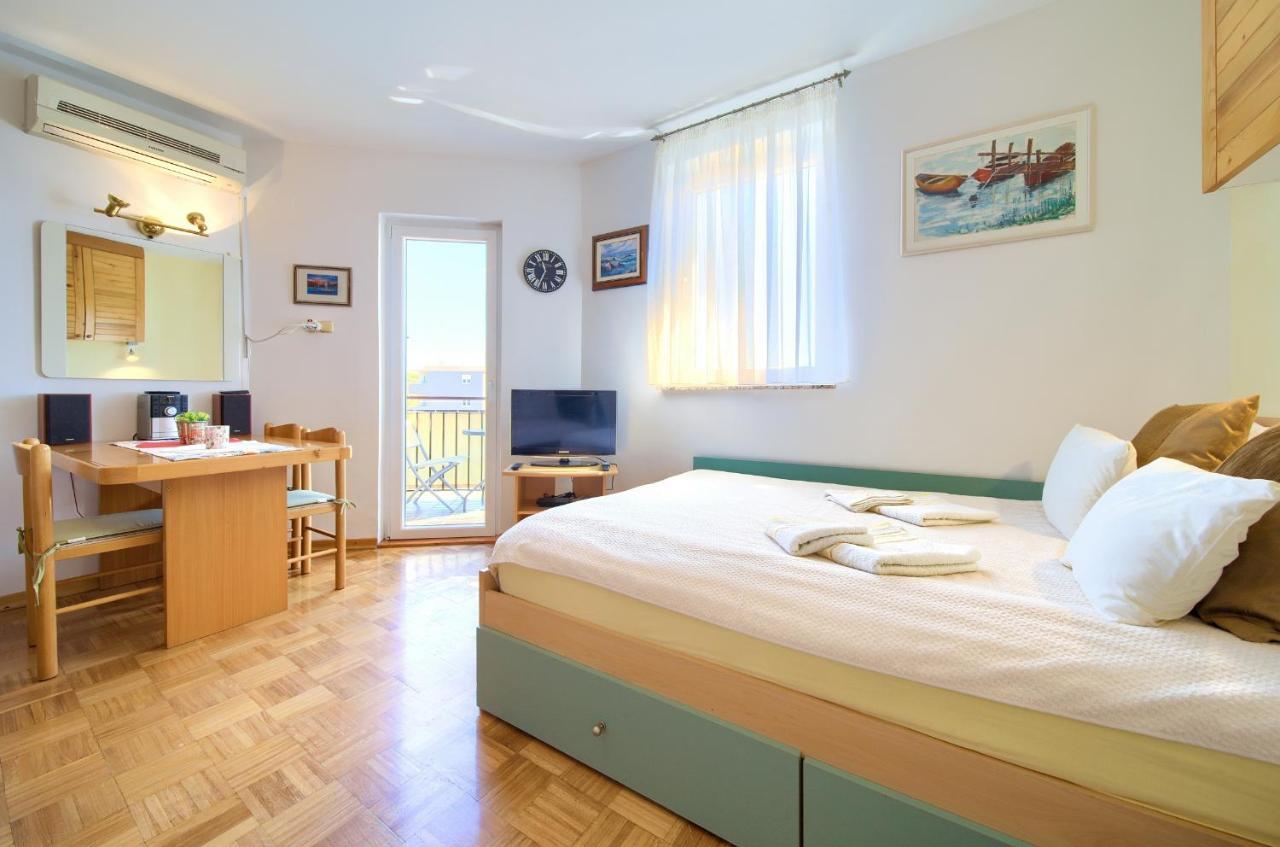 Studio Apartment Vesna クルク エクステリア 写真