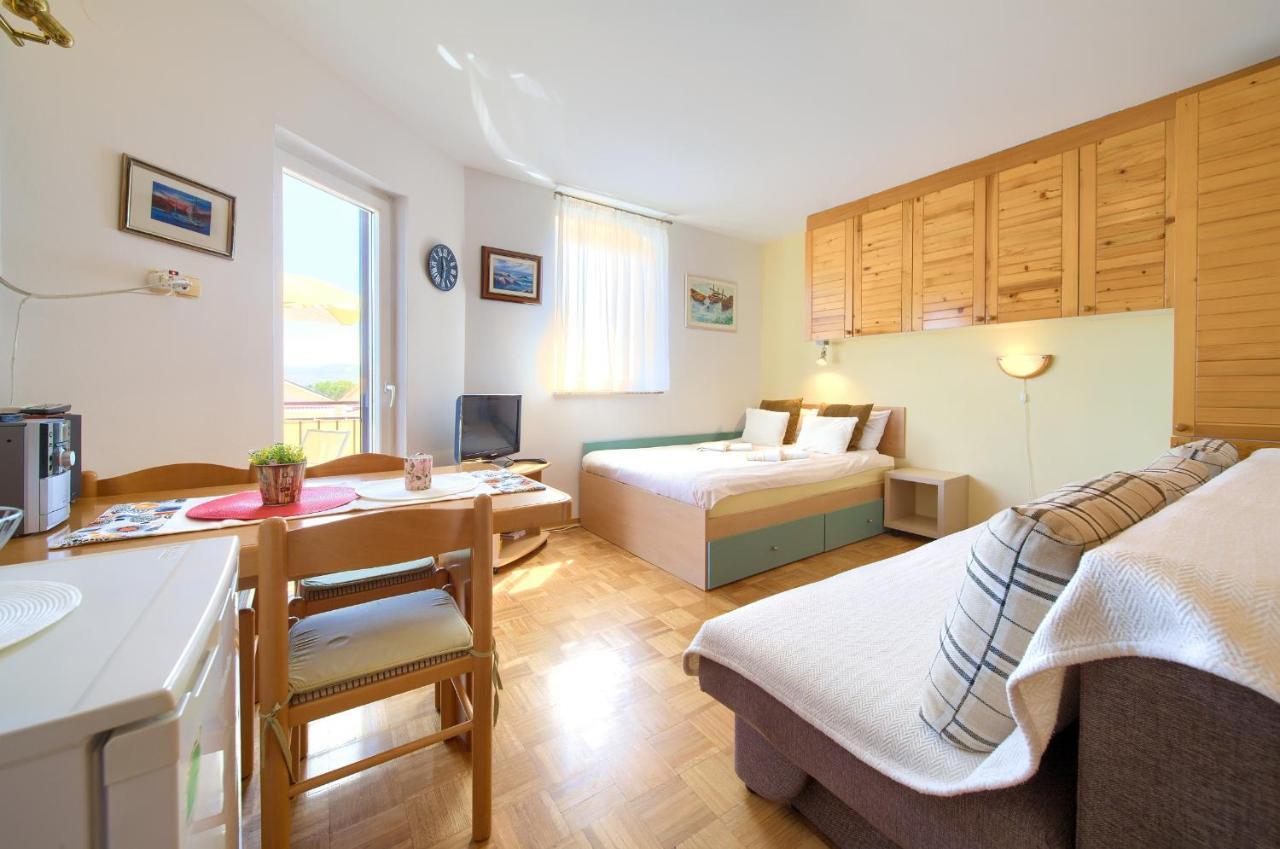 Studio Apartment Vesna クルク エクステリア 写真